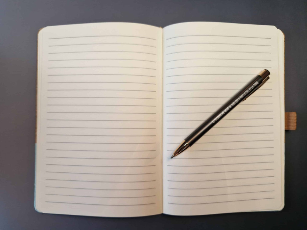 CARNET A5 LIEGE ET TOILE NOIRE  JEAN 8 : 32