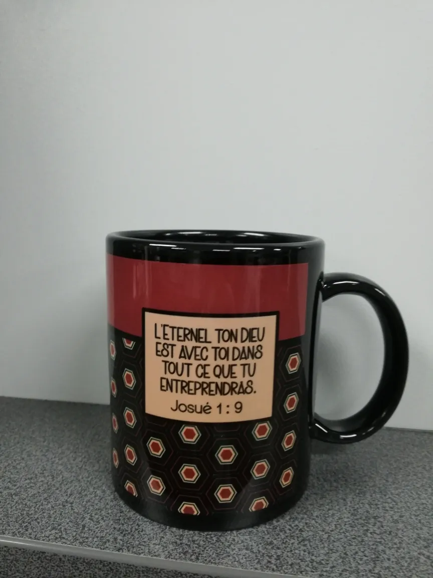TASSE NOIRE GEOMETRIQUE JOSUE1:9
