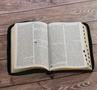 BIBLE NEG GROS CARACTERES SOUPLE FIBROCUIR FERMETURE ECLAIR TR. OR ONGLETS