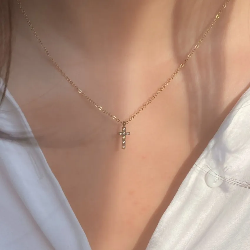 COLLIER AVEC PENDENTIF MINI CROIX EN ACIER INOXYDABLE
